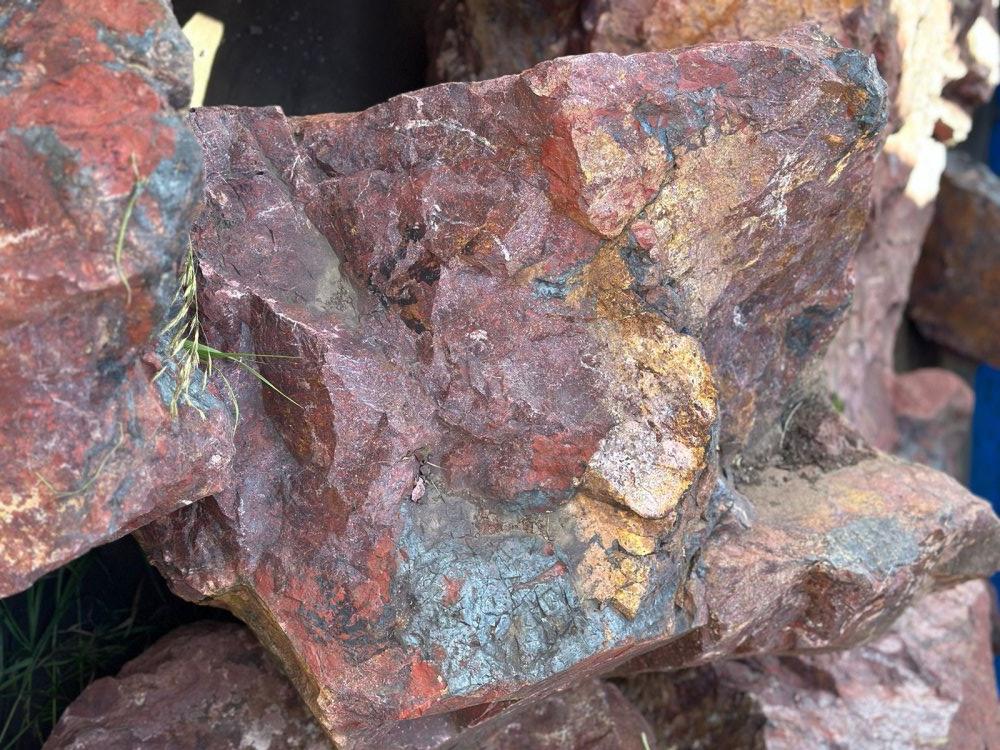 Камни для ландшафтного дизайна красно-фиолетовые 10-60 килограмм купить в Республике Ингушетия