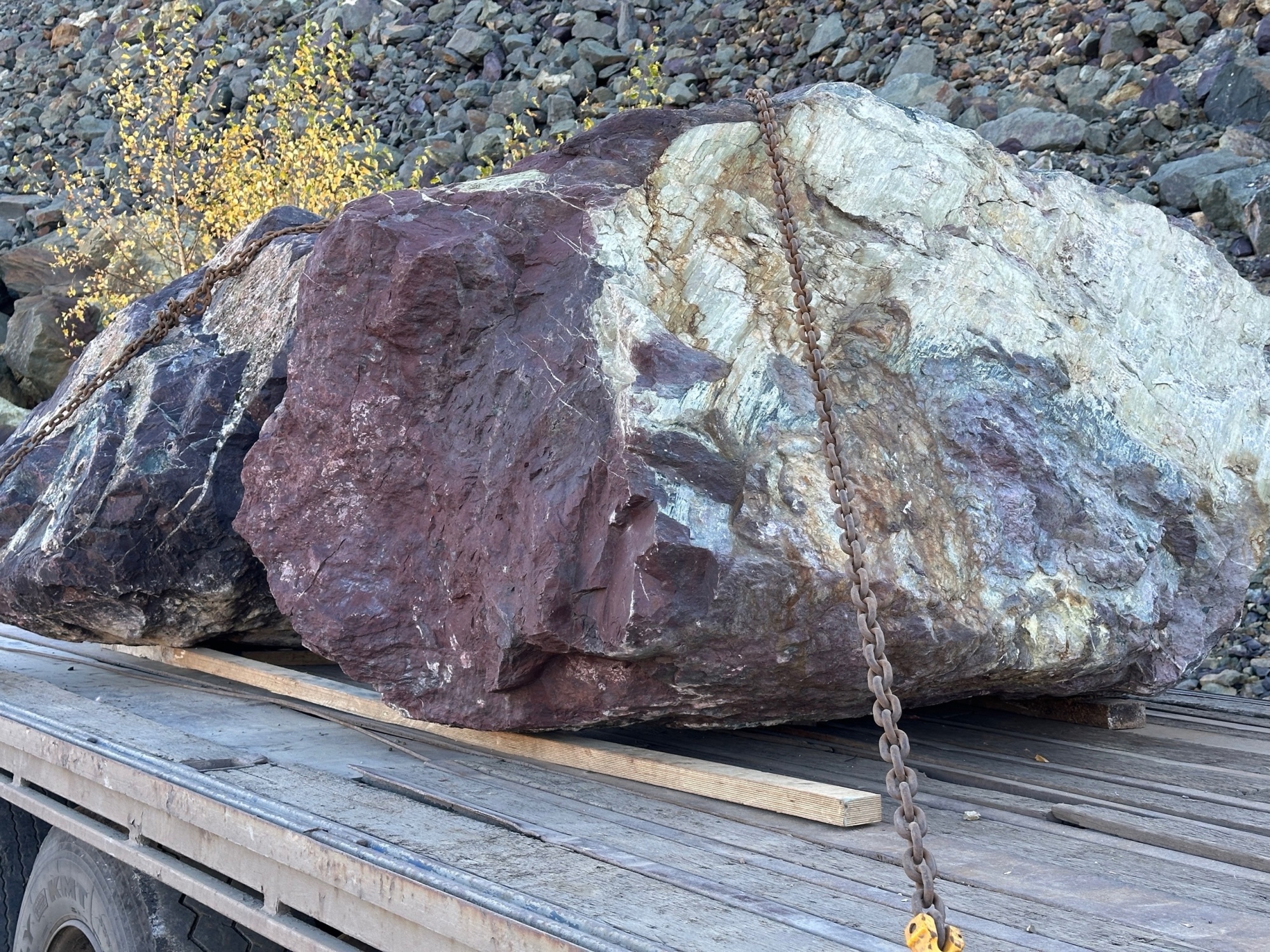 Огромные красно-фиолетовые валуны для ландшафтного дизайна весом более 5 тонн купить в Республике Ингушетия