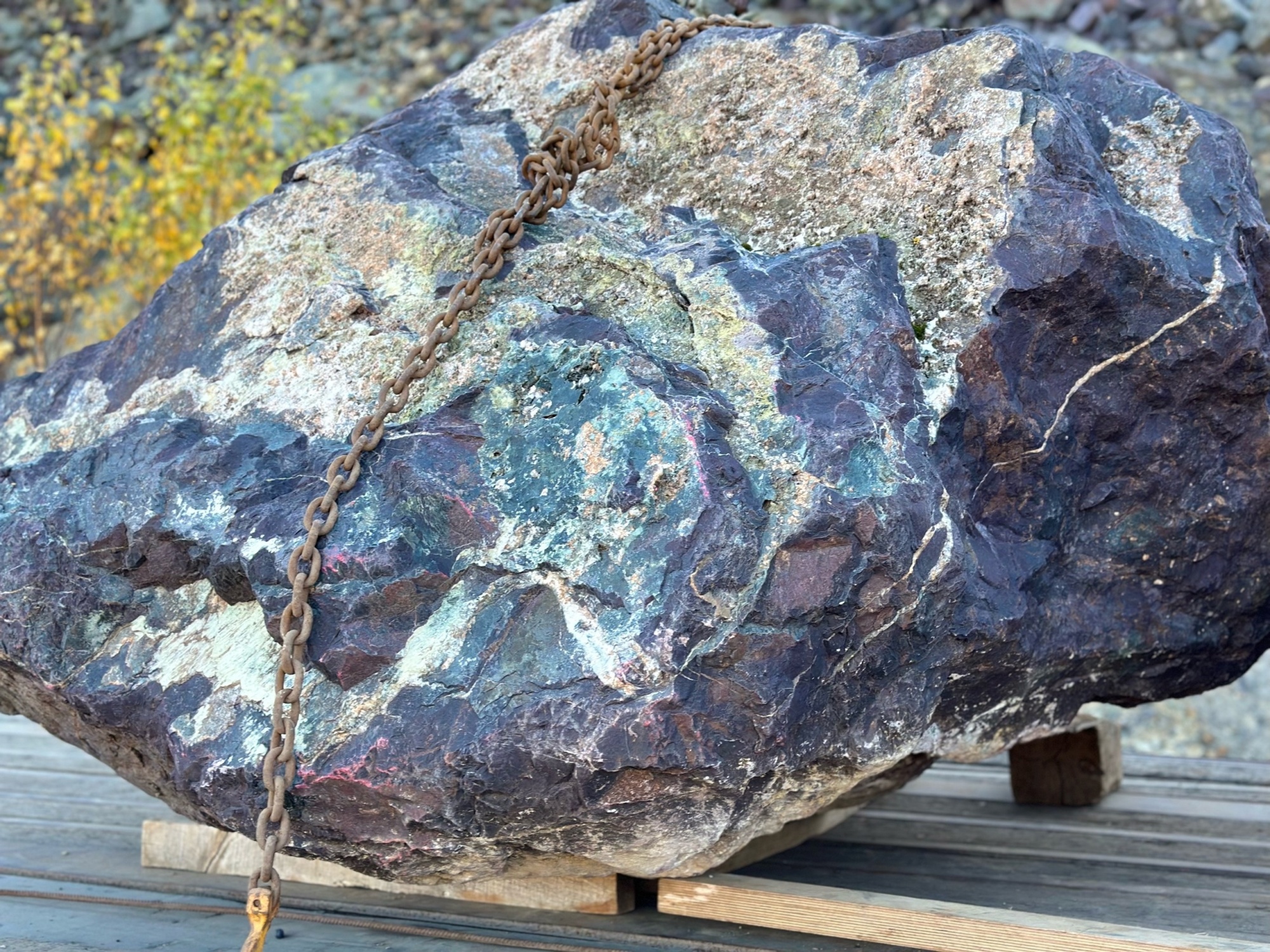 Огромные красно-фиолетовые валуны для ландшафтного дизайна весом более 5 тонн купить в Республике Ингушетия