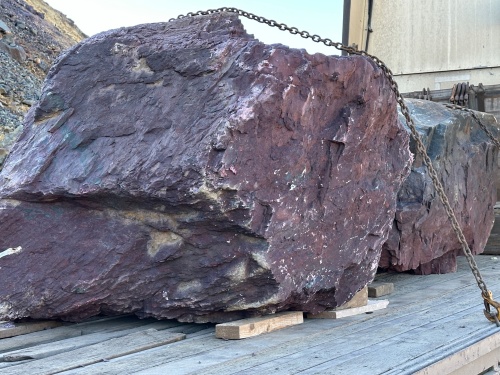 Огромные красно-фиолетовые валуны для ландшафтного дизайна весом более 5 тонн купить в Республике Ингушетия