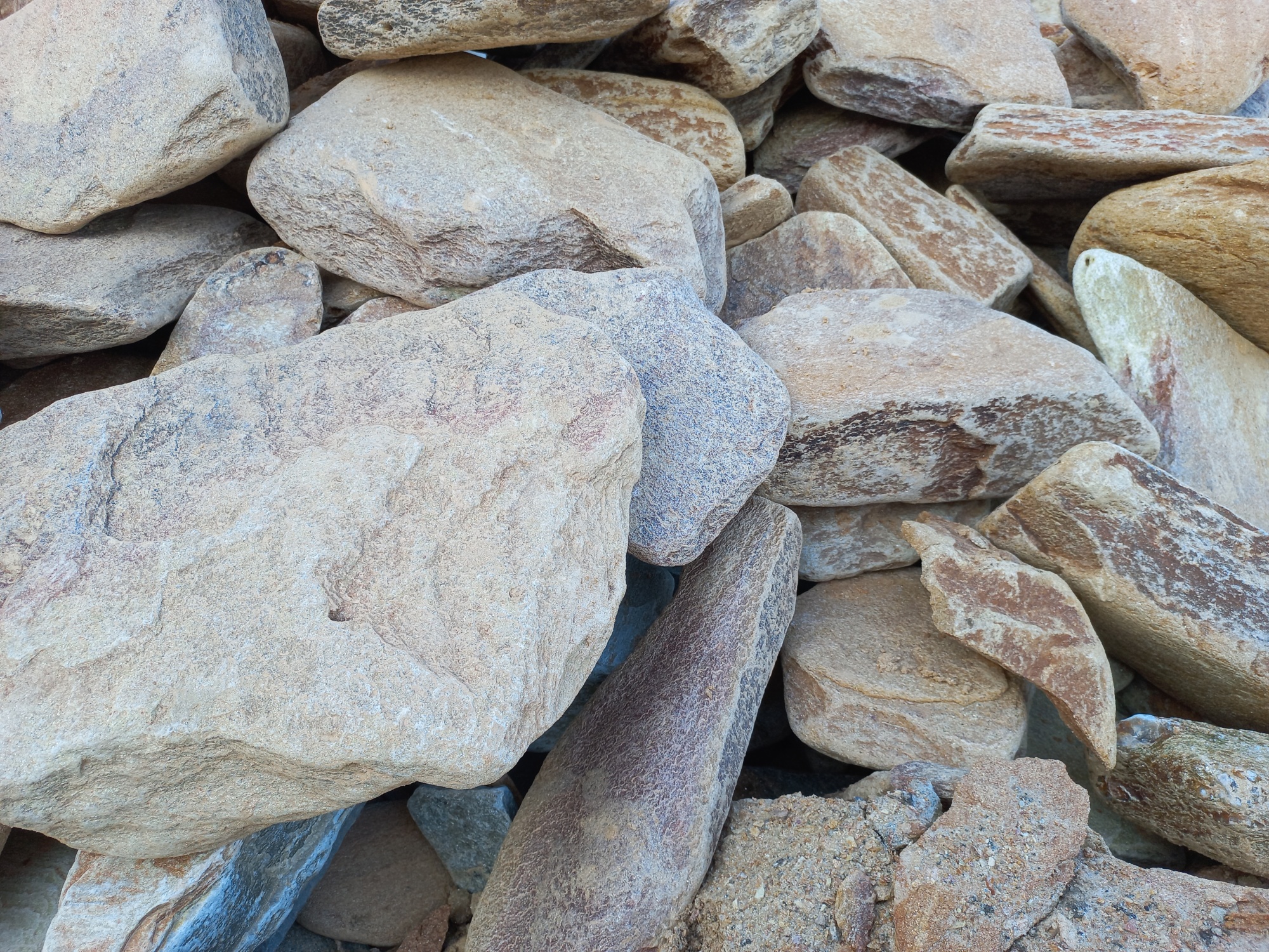 Златолит жёлтый, жёлто-зелёный глыбки и валуны для ланшафтного дизайна купить в Республике Ингушетия