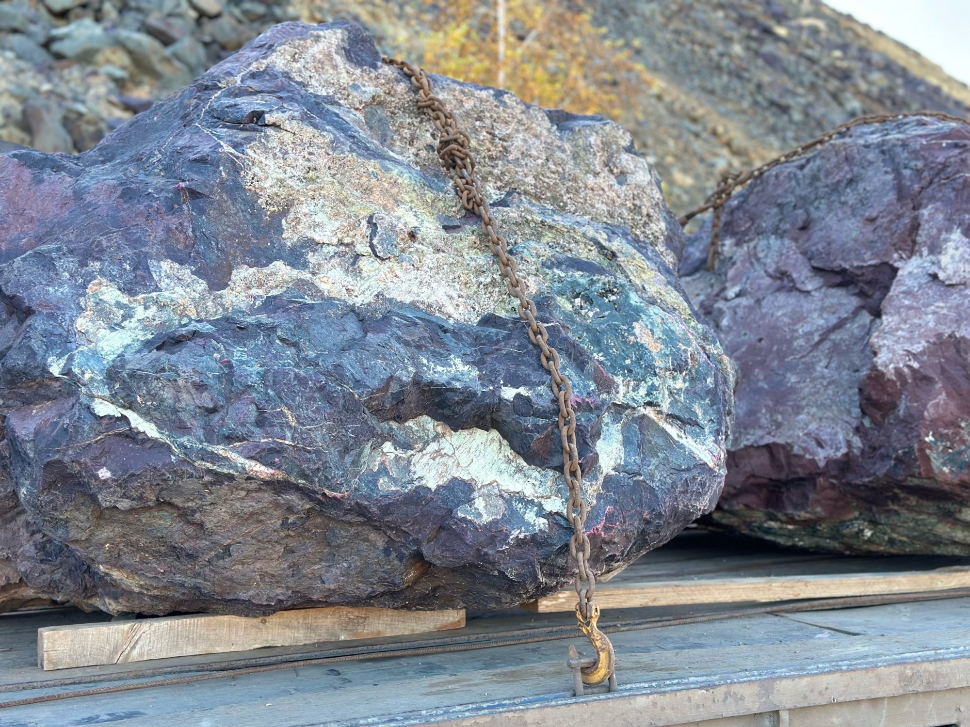 Огромные красно-фиолетовые валуны для ландшафтного дизайна весом более 5 тонн купить в Республике Ингушетия