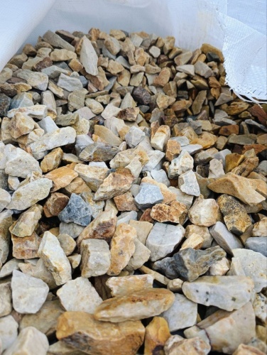 разноцветный щебень кварц